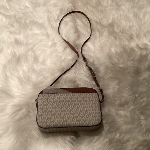 Jet Set Large Chain XBody Signature Logo Vanilla Crossbody NEW - Picture 3 of 4